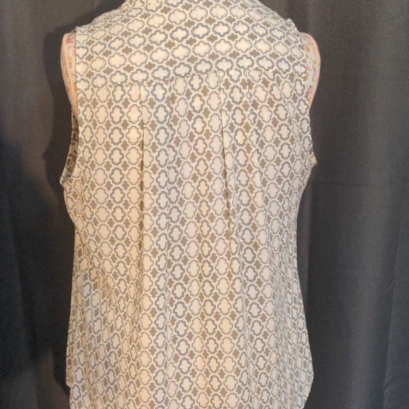 Tunic with pleated design- perfect for layering - Picture 4 of 6